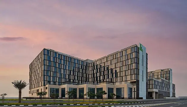 Modernios atostogos Dubajuje: apsistokite 4★ viešbutyje Holiday Inn Dubai Al-Maktoum Airport