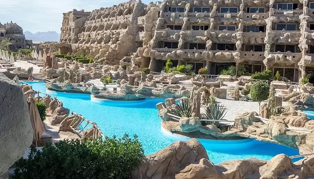 Išskirtinės atostogos urvuose: poilsis 5★ viešbutyje Caves Beach Resort Hurghada su viskas įskaičiuota