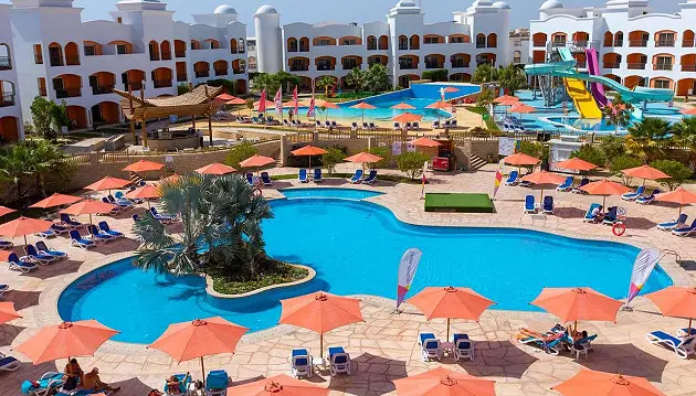 Kylam iš Rygos ir leidžiamės į Egipto siūlomą poilsį: įspūdingas 5★ viešbutis Naama Waves Hotel